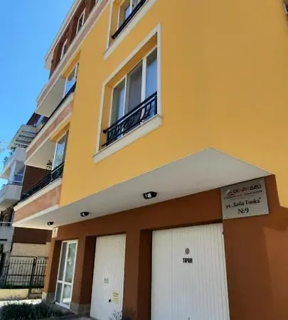 нава 8 Апартаменты *